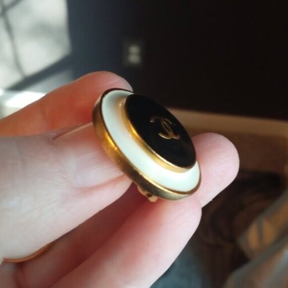 Chanel Vintage Interlocking Clip-On Earrings ๐ค๐คโจ - Picture 10 of 13